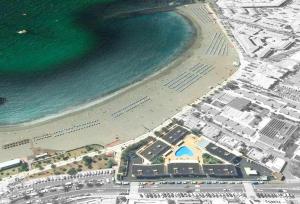 widok z lotu ptaka na plażę i ocean w obiekcie Vera Mar 5A - Primera linea con Piscina y Parking w Aronie