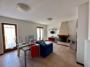 sala de estar con sofá azul y mesa en Appartamento di Montagna a Polsa Brentonico, en Prada