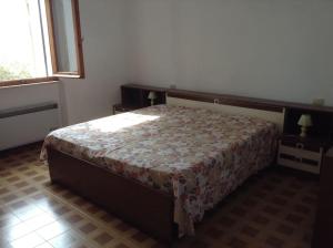 sypialnia z łóżkiem w pokoju z oknem w obiekcie Casa Alessandra w mieście Pomonte