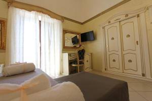 una camera con un letto e una grande finestra di DIO DEL MARE LUXURY ROOM a Porto Cesareo