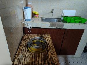 eine Küche mit einem Topf auf einem Holztisch neben einem Waschbecken in der Unterkunft Ella's Haven in Nairobi