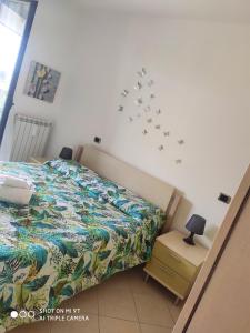 um quarto com uma cama com estrelas na parede em Casa Joanna `San Salvo Marina` em Marina di Montenero