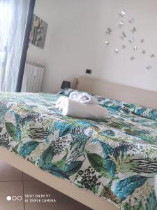 um quarto com uma cama com uma colcha em Casa Joanna `San Salvo Marina` em Marina di Montenero
