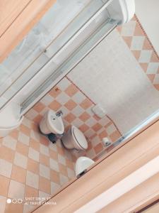 uma casa de banho com dois WC e um piso em xadrez em Casa Joanna `San Salvo Marina` em Marina di Montenero