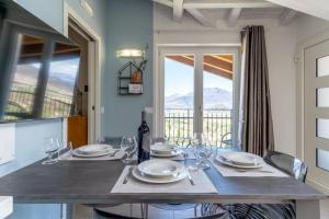 uma mesa de jantar com pratos e copos de vinho em Alle Coccinelle, Levico Terme Ospitar em Levico Terme