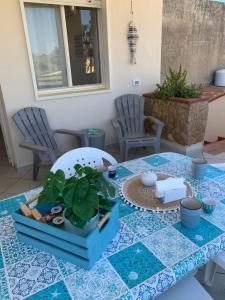 einen Tisch mit einer Topfpflanze darüber in der Unterkunft LoVi apartments Porto Palo in Porto Palo