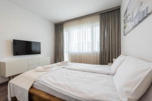 Un pat sau paturi într-o cameră la Cosy apartment in central Varna