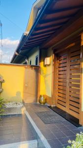 una casa con garage e muro giallo di 山水之家 a Otsu