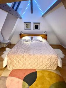 1 dormitorio con 1 cama grande en el ático en Le 1732, Rouen coeur d'histoire, Duplex au calme, en Rouen
