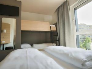 Postel nebo postele na pokoji v ubytování B&B Hotel Köln-City