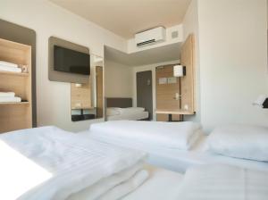 Postel nebo postele na pokoji v ubytování B&B Hotel Köln-City