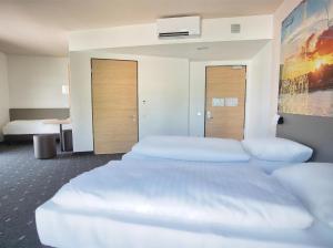 Postel nebo postele na pokoji v ubytování B&B Hotel Köln-City