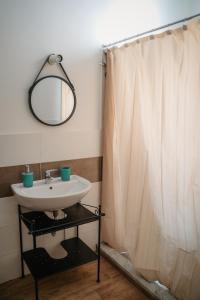 ein Bad mit einem Waschbecken und einem Spiegel in der Unterkunft Salerno Holiday Homes in Salerno