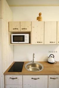 Kuchyň nebo kuchyňský kout v ubytování Stylový vesnický apartmán v soukromí M. Skála Český Ráj