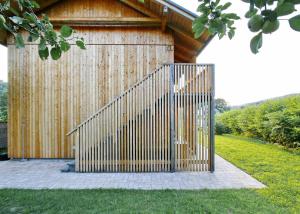 une porte métallique devant un bâtiment en bois dans l'établissement Stylový vesnický apartmán v soukromí M. Skála Český Ráj, à Koberovy