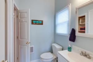un bagno con un water bianco e un lavandino di Family Friendly Mears Cottage - Walk to the Beach! a Mears Altre 32 foto