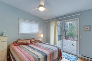 Schlafzimmer mit einem Bett und einer Glasschiebetür in der Unterkunft Family Friendly Mears Cottage - Walk to the Beach! in Mears