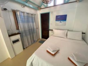 Rúm í herbergi á DJs Beach Resort