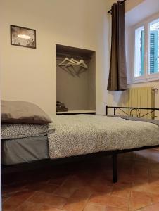 a bedroom with a bed and a window at Casa della chiocciola in Castel del Piano