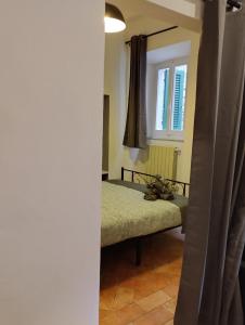a bedroom with a bed and a window at Casa della chiocciola in Castel del Piano