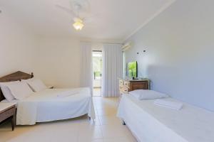 グアラジュバにあるGB19 Casa 7 Quartos a 50m da Praia - Guarajubaのベッド2台とテレビのある寝室 +85枚の写真