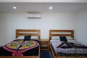 سرير أو أسرّة في غرفة في Dreamsea Surf Camp Costa Rica
