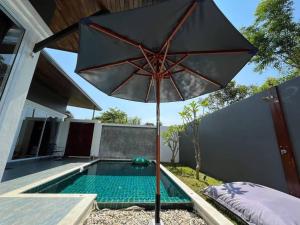 查汶的住宿－Sand House，游泳池旁的遮阳伞