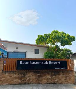 a sign for the bankassessmentarsharsharsharsharsharsharsharsh trust at Baankasemsuk Resort 般咔 深宿 in Patong Beach