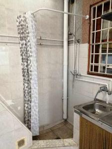 ducha con lavabo y cortina de ducha en Bungalow Catral 20 en Santa Pola, en Santa Pola 37 fotos más