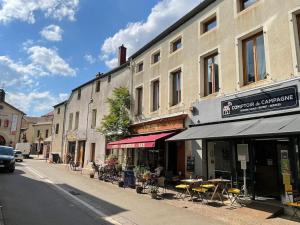 a street with a building with tables and chairs at Le wine studio Gevrey-Chambertin in Gevrey-Chambertin