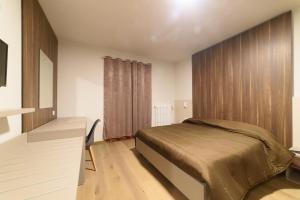 A bed or beds in a room at Grand Hotel Europa Rivisondoli Centro