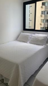 Una cama o camas en una habitación de Apt 2qts 1 suíte BeiraMar PontaVerde Edf Neo 2 4 46 fotos más