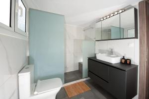 Et badeværelse på Marie's Luxury city center apartment + 24 billeder