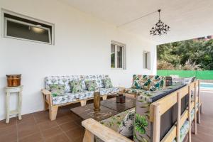 un soggiorno con divani e tavolo di Pollancre a Vidreres