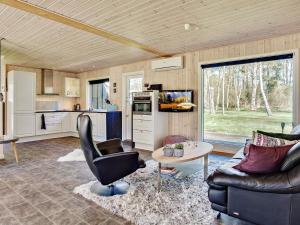 Kuchyň nebo kuchyňský kout v ubytování 2 person holiday home in Læsø-By Traum
