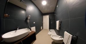 A bathroom at Grand Hotel Europa Rivisondoli Centro