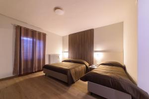 A bed or beds in a room at Grand Hotel Europa Rivisondoli Centro