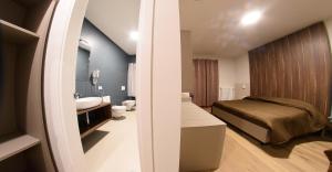 A bed or beds in a room at Grand Hotel Europa Rivisondoli Centro