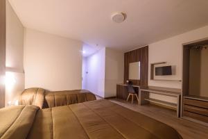 A television and/or entertainment centre at Grand Hotel Europa Rivisondoli Centro