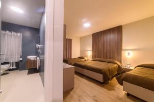 リヴィゾンドリにあるGrand Hotel Europaのベッド2台とバスルームが備わるホテルルームです。