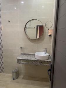La salle de bains est pourvue d'un lavabo et d'un miroir. dans l'établissement résidence zeineb, à Nouakchott