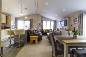 Lounge o bar area sa Spacious 8 Berth Luxury Lodge For Hire At Broadland Sands In Suffolk Ref 20033cv