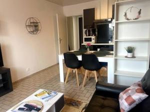 salon z kuchnią, stołem i krzesłami w obiekcie Le Saint-Amour 2 w mieście Saint-Amour +4 zdjęcia