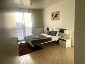 sypialnia z łóżkiem i oknem w obiekcie Le Saint-Amour 2 w mieście Saint-Amour