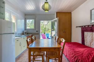 een keuken met een eettafel en een bed bij Villa Denis Completa in Vidreres