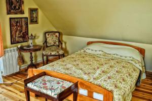um quarto com uma cama e uma cadeira em DOMEK LUBENIA em Lubenia