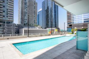 una piscina en la azotea de un edificio con edificios altos en Downtown 1BR w Roof Pool Gym nr the 110 LAX-734 en Los Ángeles