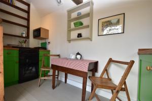 eine Küche mit einem Tisch und Stühlen im Zimmer in der Unterkunft Applecote a studio apartment for two Rye, East Sussex in Rye