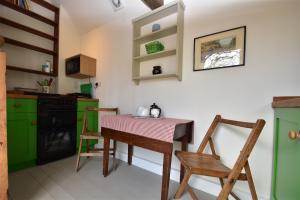 Kuchyň nebo kuchyňský kout v ubytování Applecote a studio apartment for two Rye, East Sussex
