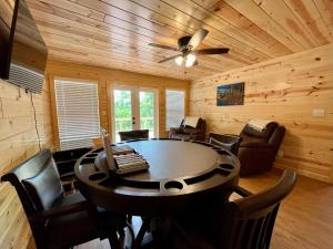 Fotografie z fotogalerie ubytování The Hitching Post: Spacious 5BR/4BA Rancher v destinaci Pigeon Forge